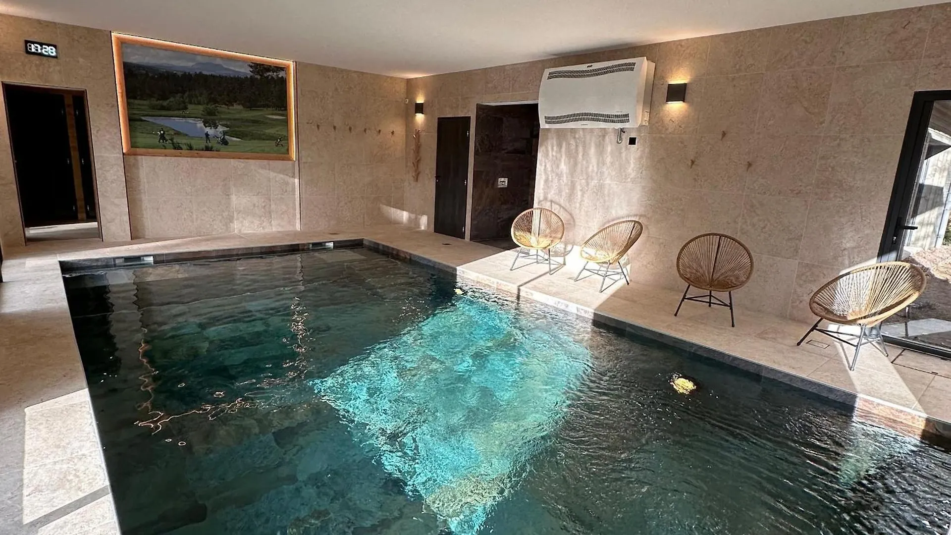Luxe Et Detente : Lodge Avec Spa Privatif Et Acces Piscine, Golf, Et Aire De Jeux. - Fr-1-582-39 Le Chambon-sur-Lignon 0*,  França